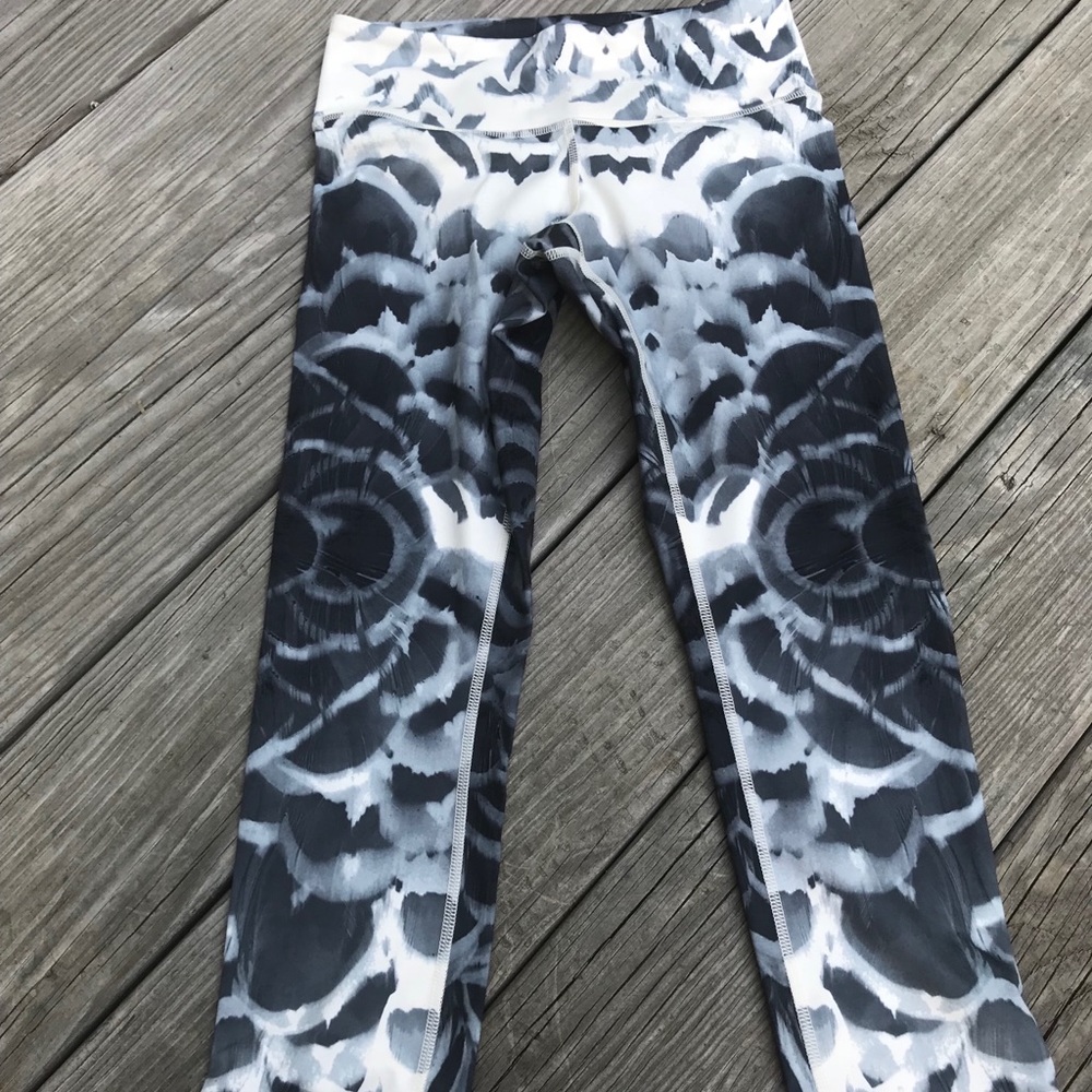 Lululemon pretty plume 4 *perfect placement!*